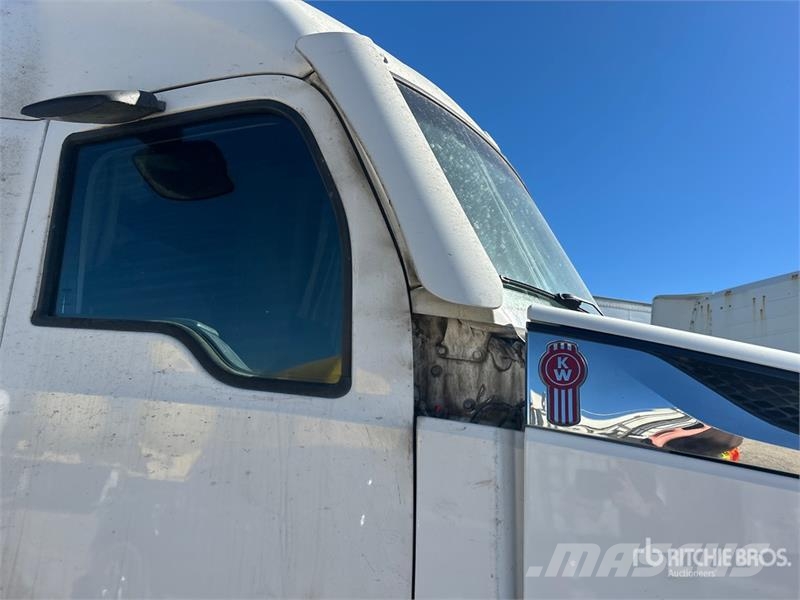 Kenworth T-680 6x4 T/A Day Cab Truck Tractor Ťahače
