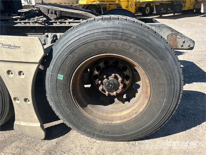 Kenworth T-680 6x4 T/A Day Cab Truck Tractor Ťahače