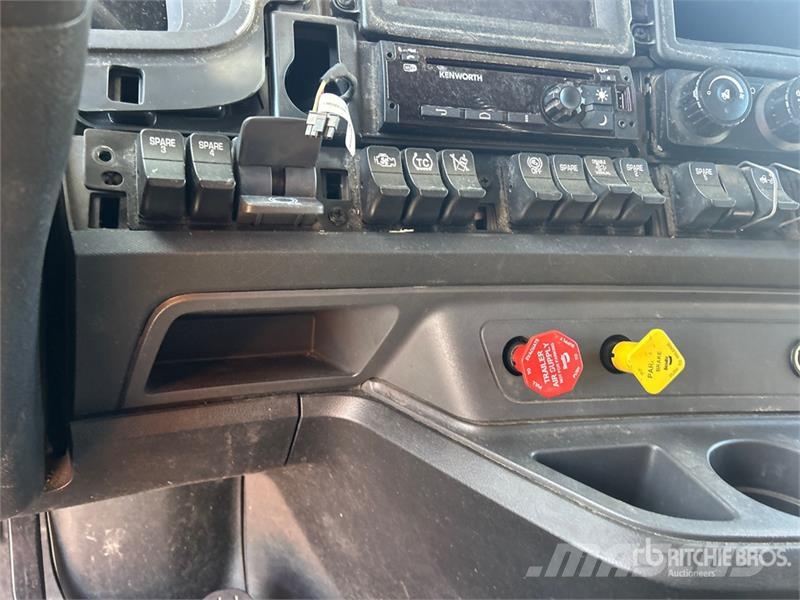 Kenworth T-680 6x4 T/A Day Cab Truck Tractor Ťahače