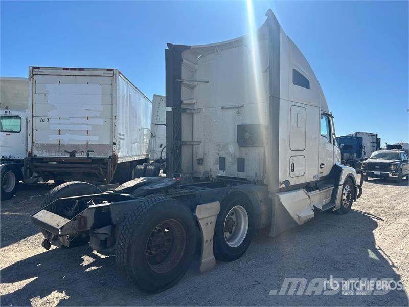 Kenworth T-680 6x4 T/A Day Cab Truck Tractor Ťahače