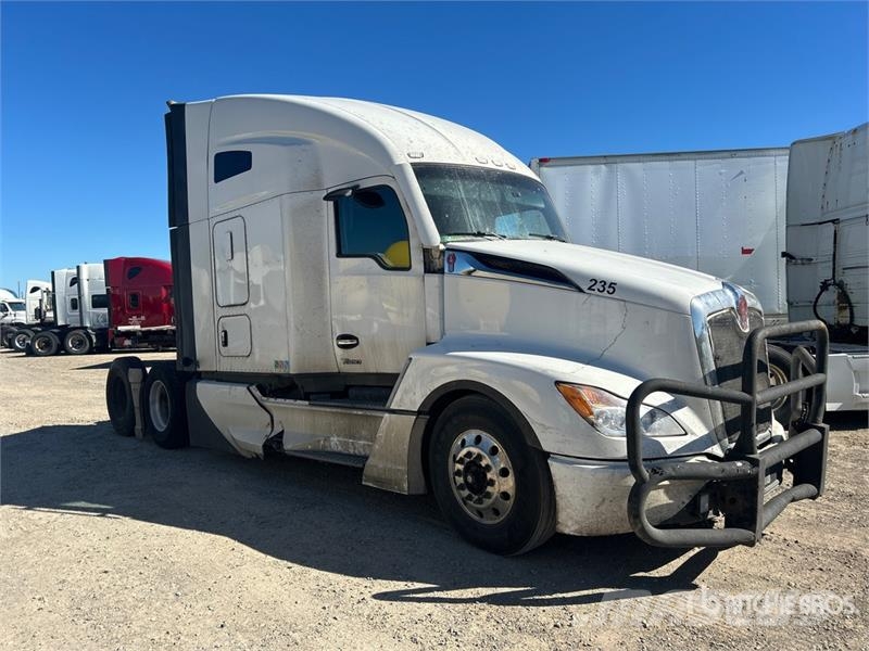 Kenworth T-680 6x4 T/A Day Cab Truck Tractor Ťahače