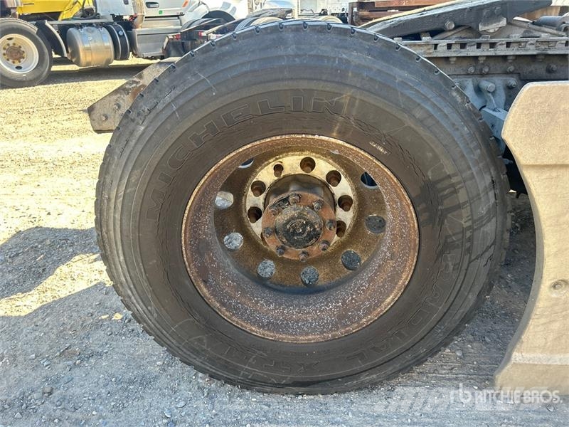 Kenworth T-680 6x4 T/A Day Cab Truck Tractor Ťahače