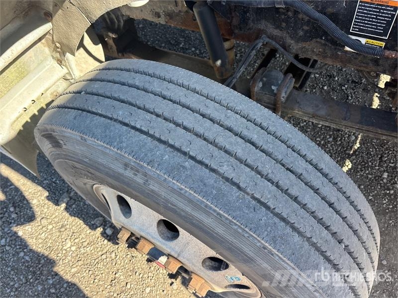 Kenworth T300 Camiones con caja de remolque