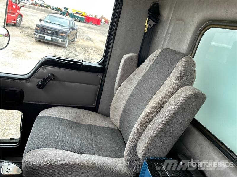 Kenworth T300 Camiones con caja de remolque