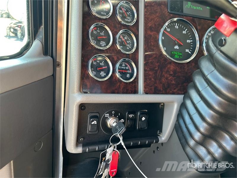 Kenworth T300 شاحنات الرافعات