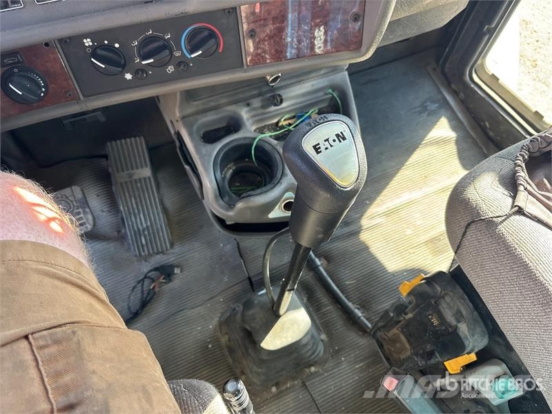 Kenworth T300 Camiones con caja de remolque