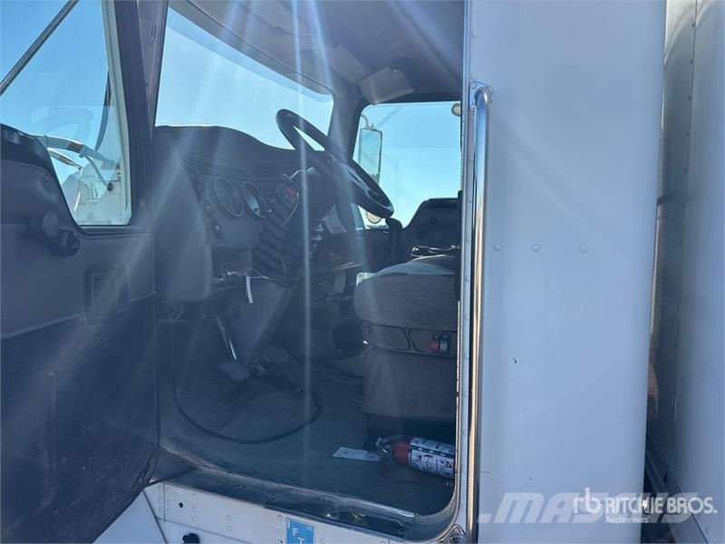 Kenworth T300 Camiones con caja de remolque