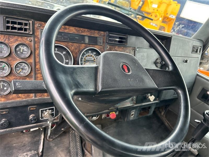 Kenworth T300 Flatbed / Dropside trucks