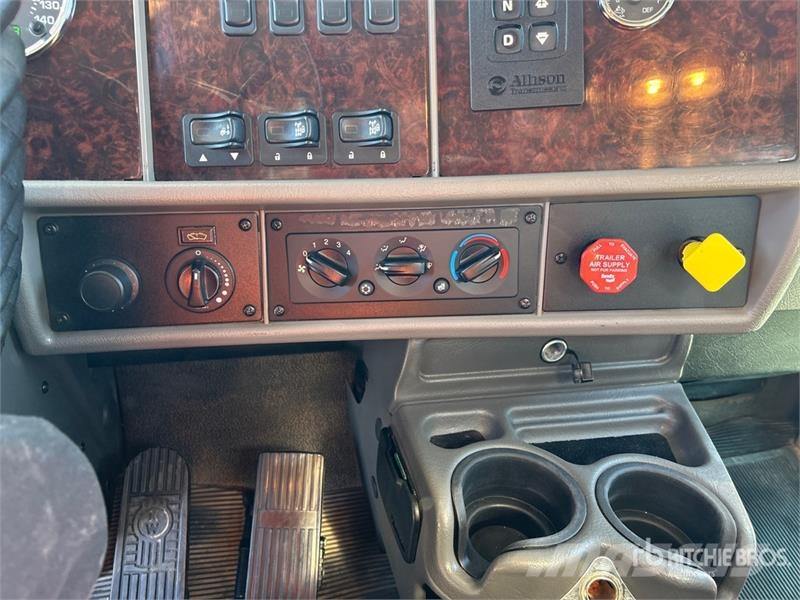 Kenworth T300 شاحنات الرافعات