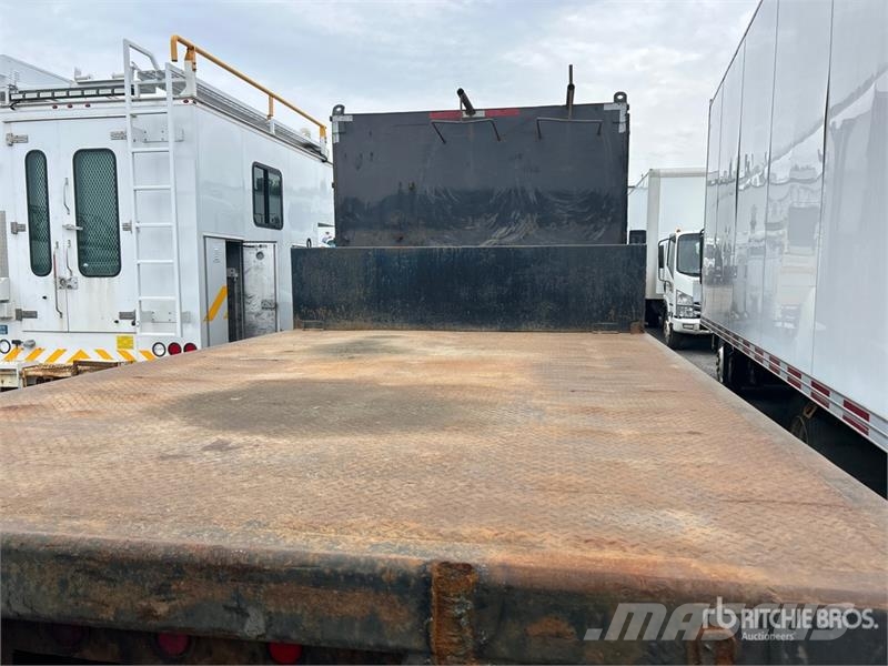 Kenworth T300 6x4 Flatbed Truck (Inoperable) Platformas/izkraušana no sāniem