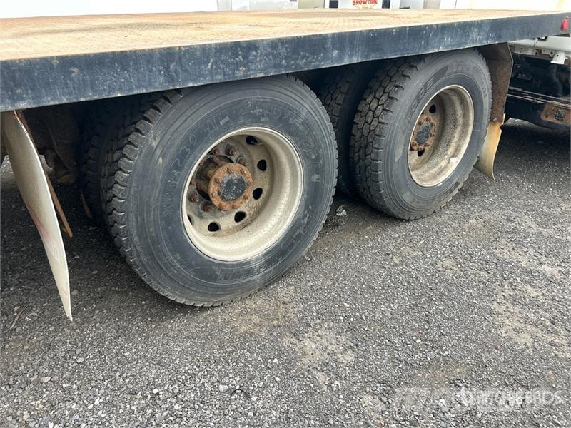 Kenworth T300 6x4 Flatbed Truck (Inoperable) Platformas/izkraušana no sāniem