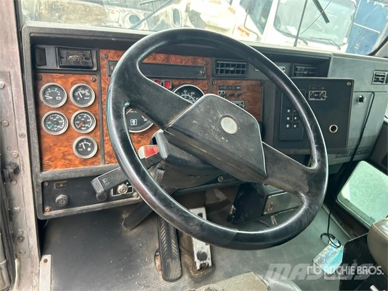 Kenworth T300 6x4 Flatbed Truck (Inoperable) Platformas/izkraušana no sāniem