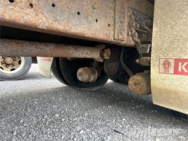 Kenworth T300 6x4 Flatbed Truck (Inoperable) Platformas/izkraušana no sāniem