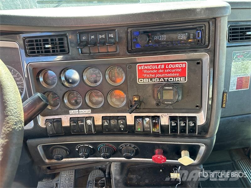 Kenworth T400 8x4 Twin-Steer Cab and Chassis Kabine i unutrašnjost