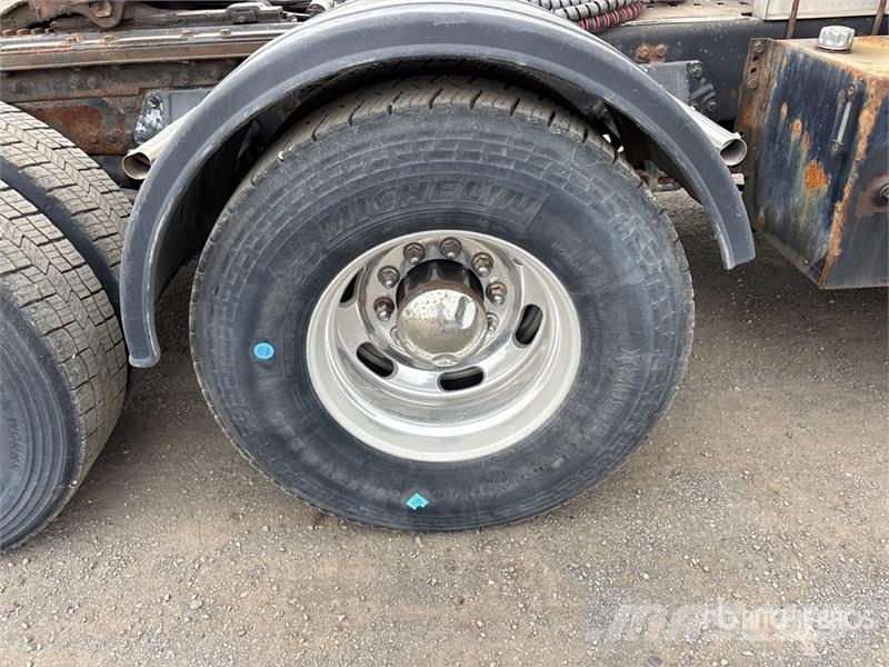 Kenworth T600 Sadulveokid
