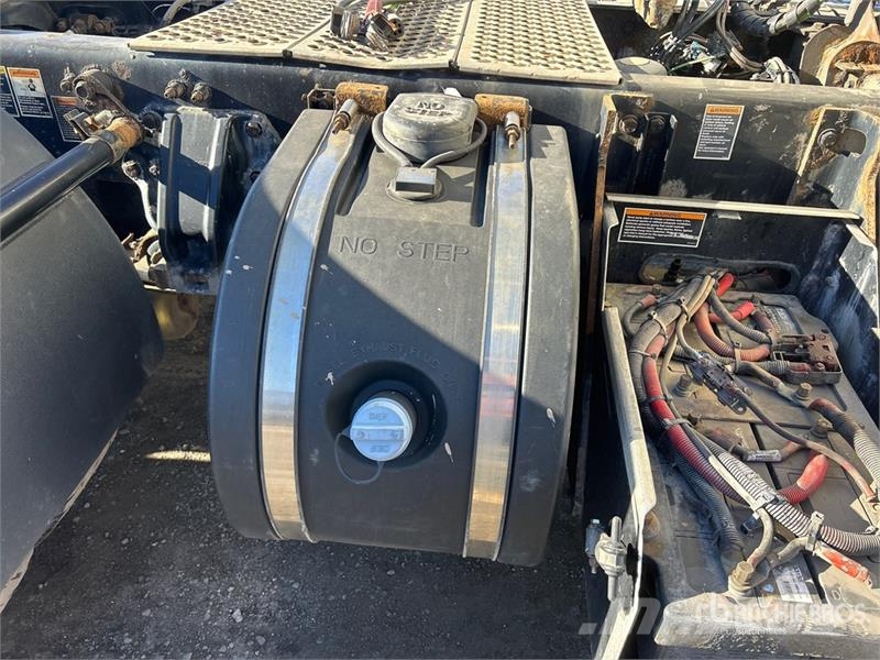 Kenworth T680 6x4 T/A Day Cab Truck Tractor (Inoperable) Tractor Units