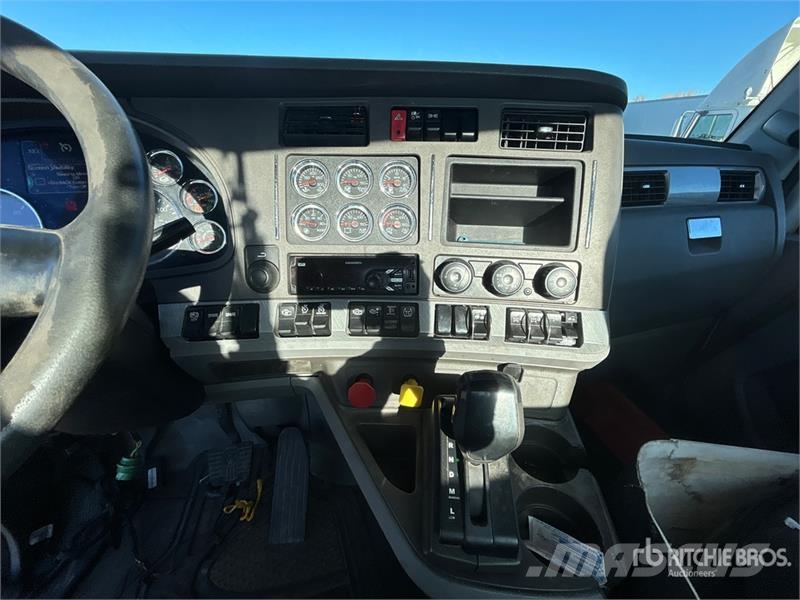 Kenworth T680 6x4 T/A Day Cab Truck Tractor (Inoperable) Tractor Units