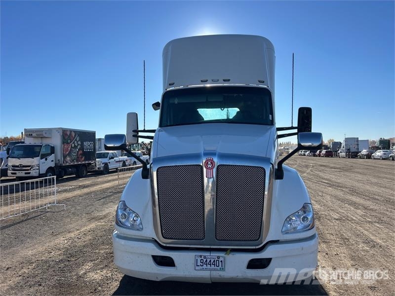 Kenworth T680 6x4 T/A Day Cab Truck Tractor (Inoperable) Tractor Units