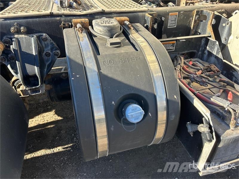 Kenworth T680 6x4 T/A Day Cab Truck Tractor (Inoperable) Tractor Units