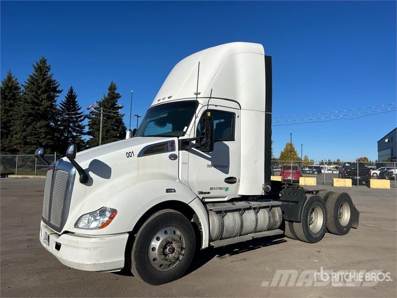 Kenworth T680 6x4 T/A Day Cab Truck Tractor (Inoperable) Tractor Units