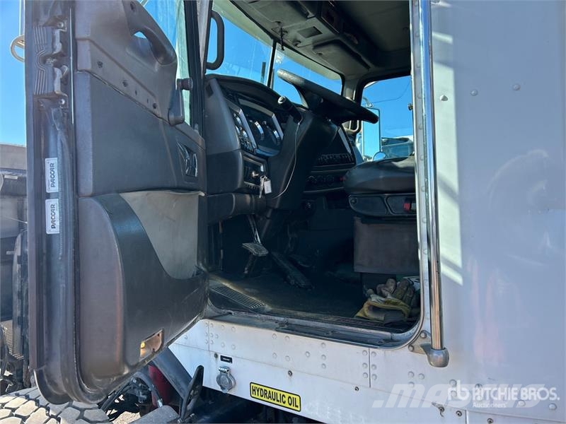 Kenworth T800 Platformas/izkraušana no sāniem