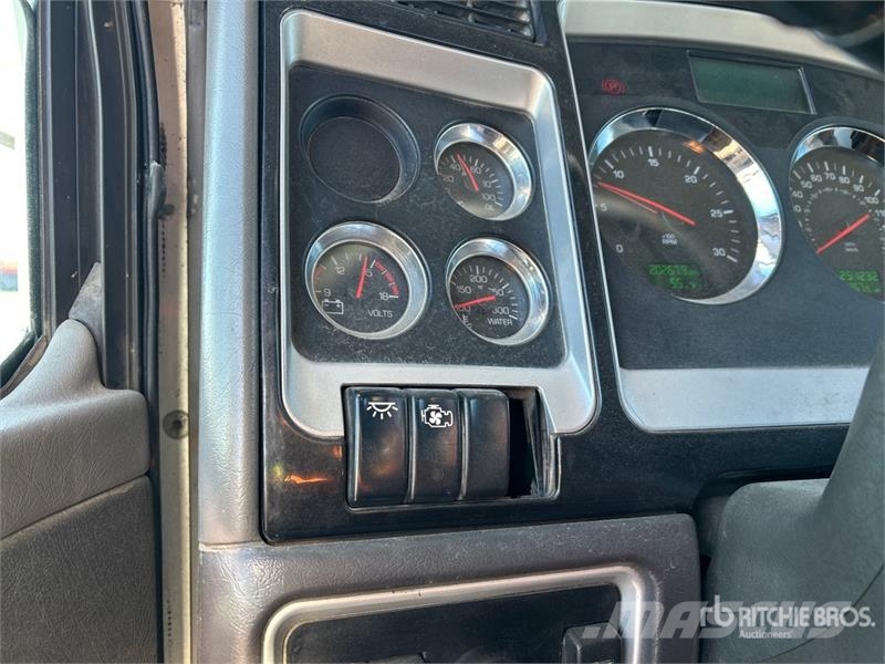 Kenworth T800 Platformas/izkraušana no sāniem