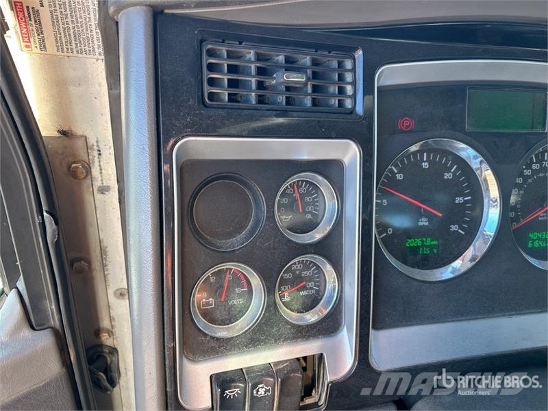 Kenworth T800 Platformas/izkraušana no sāniem