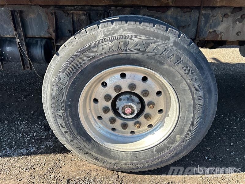 Kenworth T800 Platformas/izkraušana no sāniem