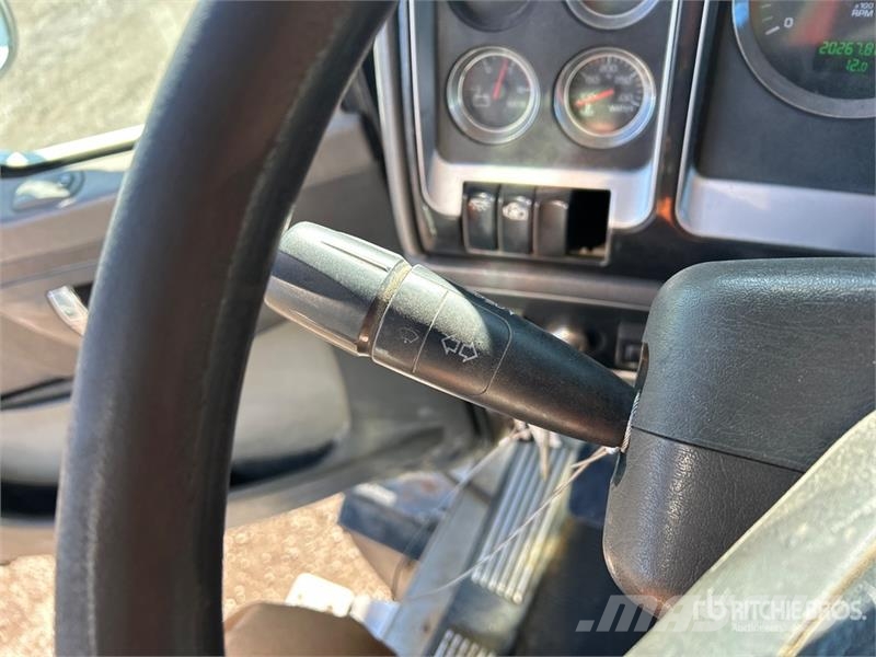 Kenworth T800 Platformas/izkraušana no sāniem