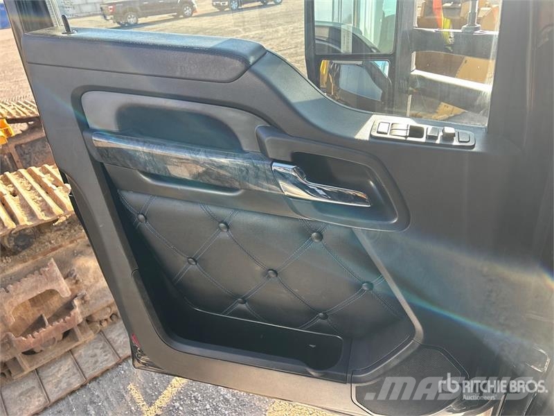 Kenworth W990 6x4 T/A Sleeper Truck Tractor Cabezas tractoras