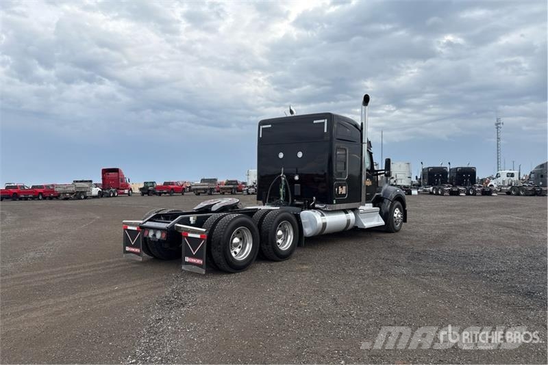 Kenworth W990 6x4 T/A Sleeper Truck Tractor Vilcēji