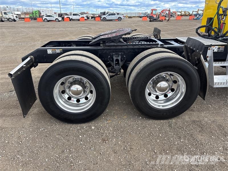 Kenworth W990 6x4 T/A Sleeper Truck Tractor 牵引车