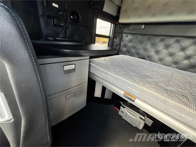 Kenworth W990 6x4 T/A Sleeper Truck Tractor Sadulveokid