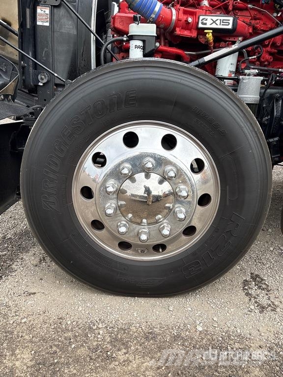 Kenworth W990 6x4 T/A Sleeper Truck Tractor Vilcēji