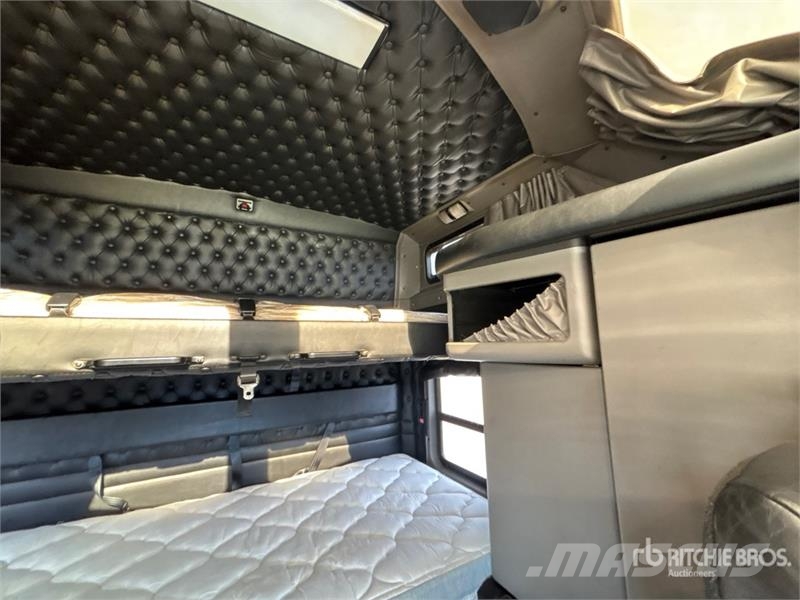 Kenworth W990 6x4 T/A Sleeper Truck Tractor 牵引车