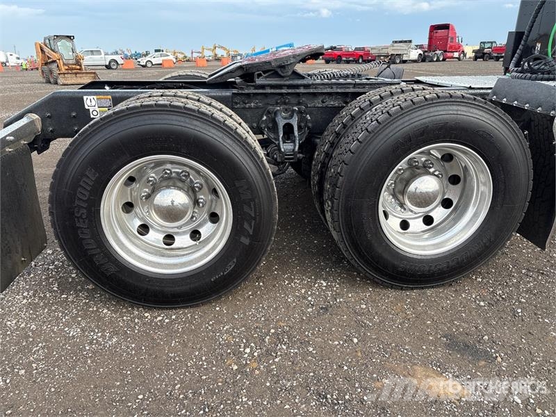 Kenworth W990 6x4 T/A Sleeper Truck Tractor Vilcēji