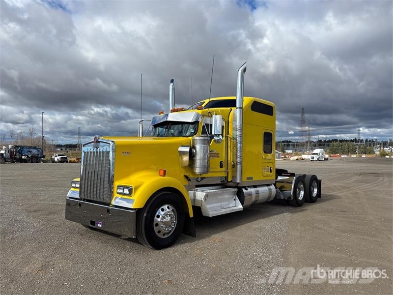 Kenworth W990 6x4 T/A Sleeper Truck Tractor 牵引车
