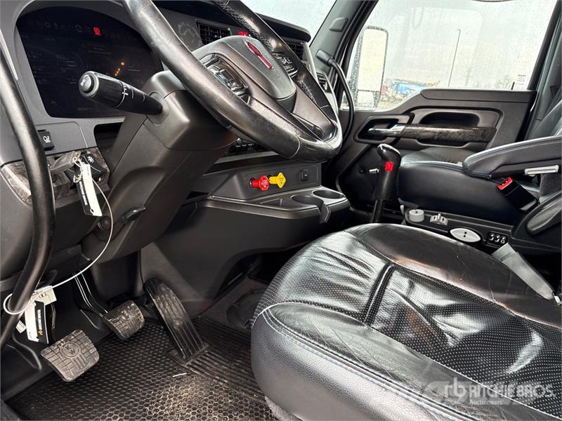 Kenworth W990 6x4 T/A Sleeper Truck Tractor Vilcēji