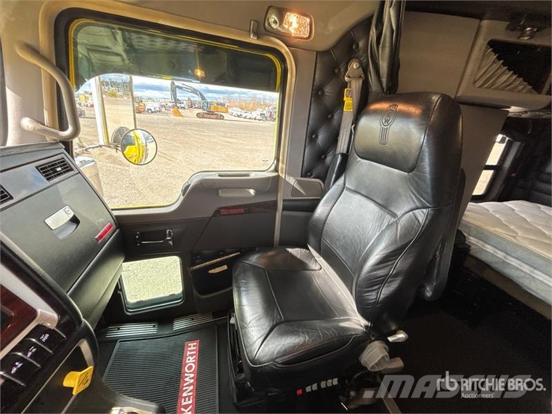 Kenworth W990 6x4 T/A Sleeper Truck Tractor 牵引车