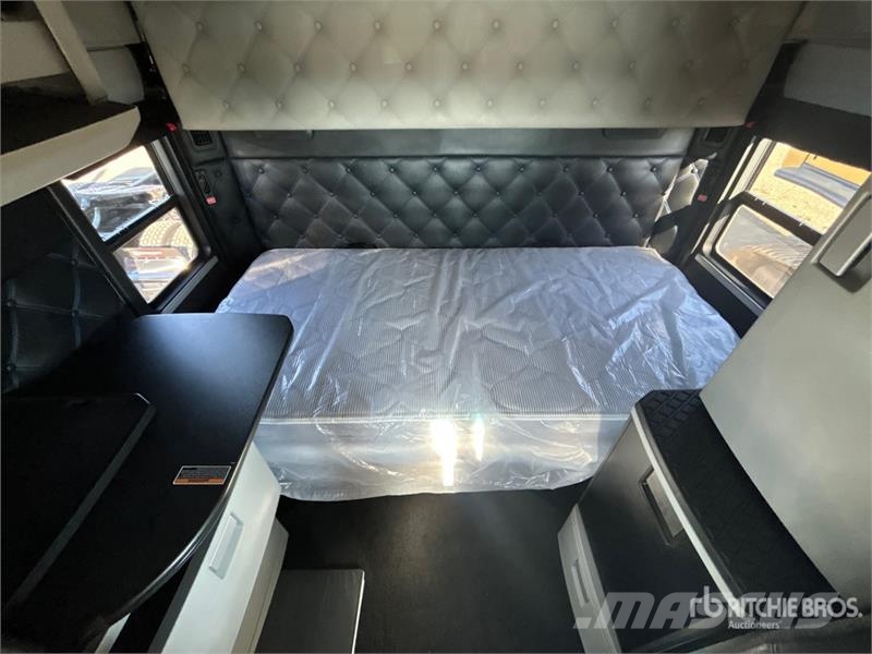 Kenworth W990 6x4 T/A Sleeper Truck Tractor Cabezas tractoras