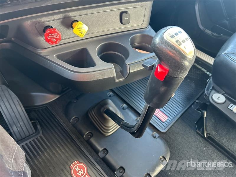 Kenworth W990 6x4 T/A Sleeper Truck Tractor Cabezas tractoras