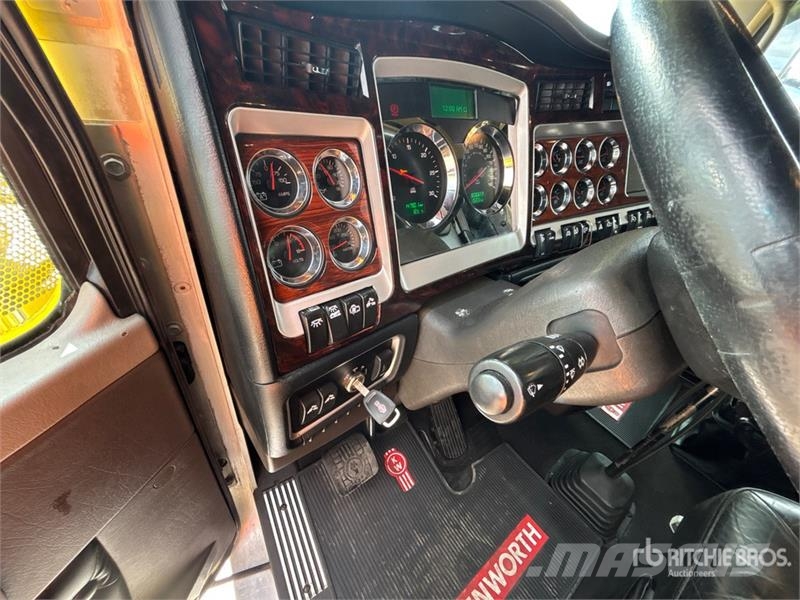 Kenworth W990 6x4 T/A Sleeper Truck Tractor 牵引车