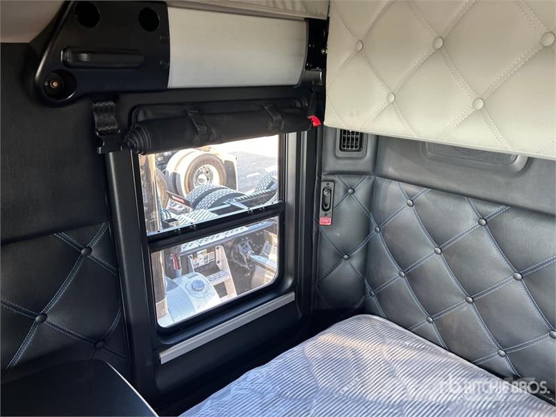 Kenworth W990 6x4 T/A Sleeper Truck Tractor Cabezas tractoras
