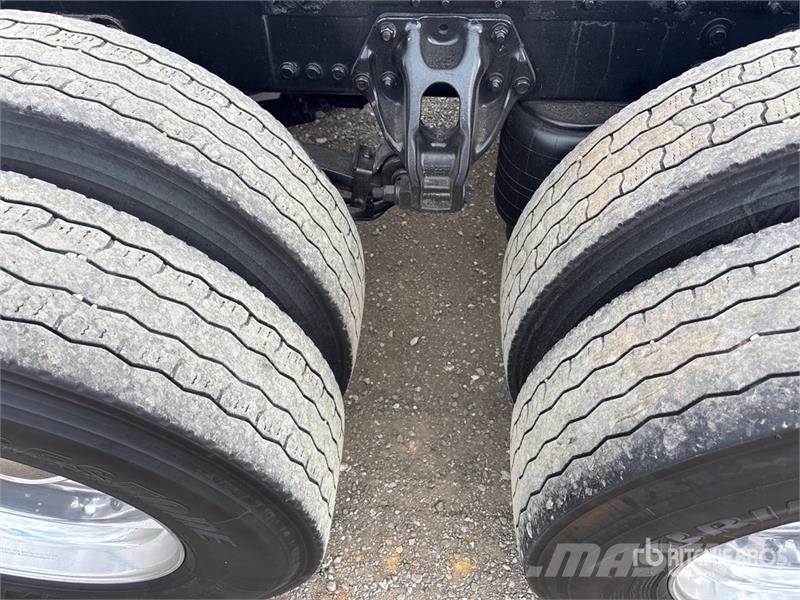 Kenworth W990 6x4 T/A Sleeper Truck Tractor 牵引车