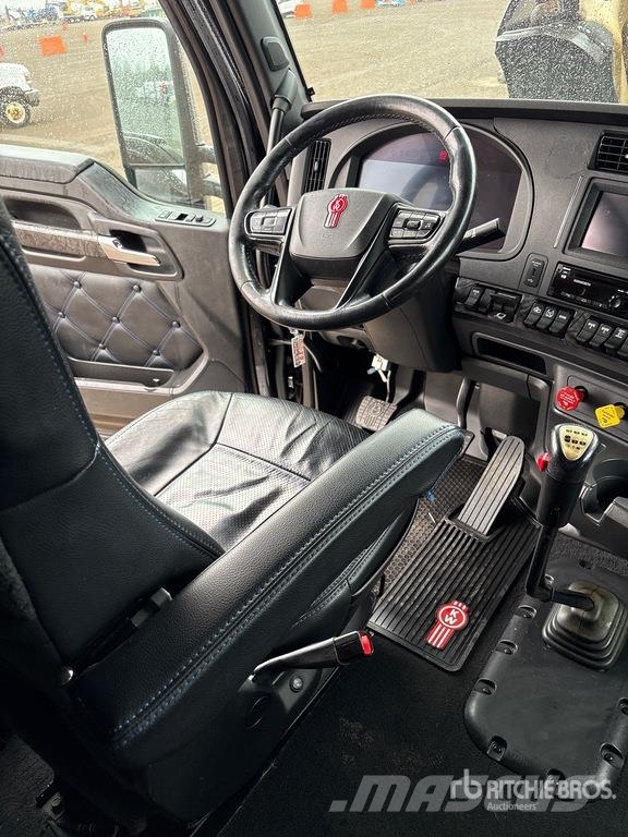 Kenworth W990 6x4 T/A Sleeper Truck Tractor Vilcēji
