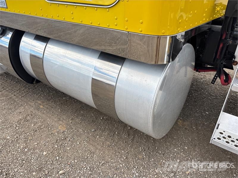 Kenworth W990 6x4 T/A Sleeper Truck Tractor 牵引车