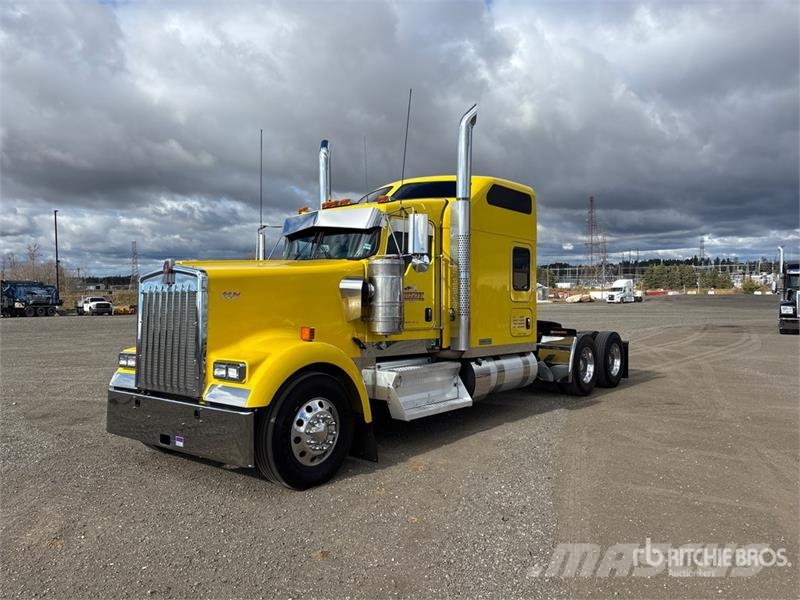 Kenworth W990 6x4 T/A Sleeper Truck Tractor 牵引车