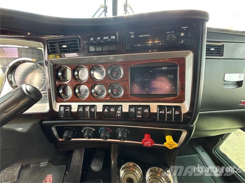 Kenworth W990 6x4 T/A Sleeper Truck Tractor 牵引车