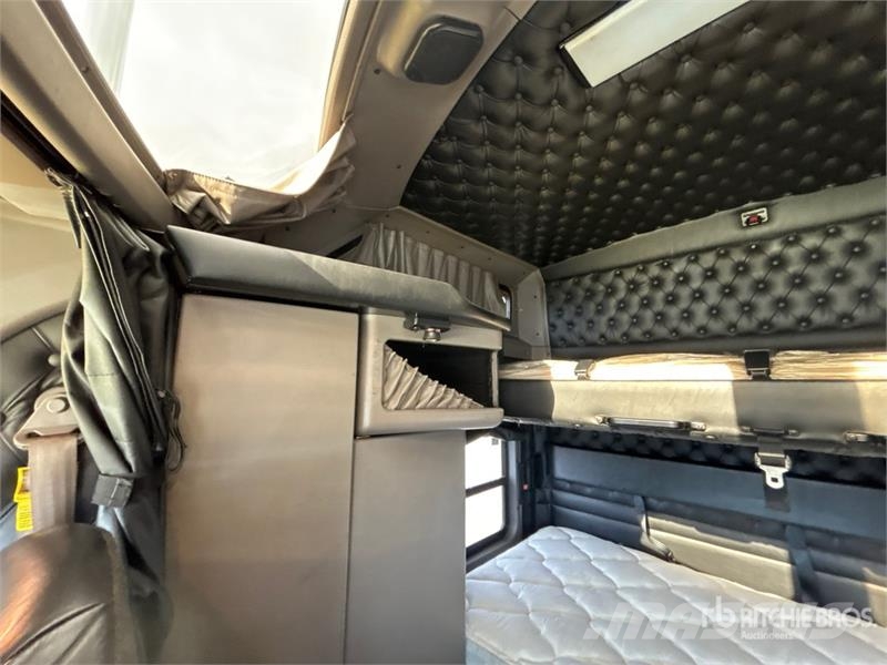Kenworth W990 6x4 T/A Sleeper Truck Tractor 牵引车