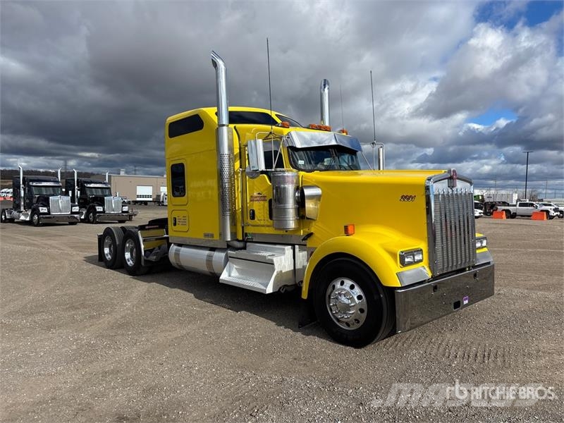 Kenworth W990 6x4 T/A Sleeper Truck Tractor 牵引车